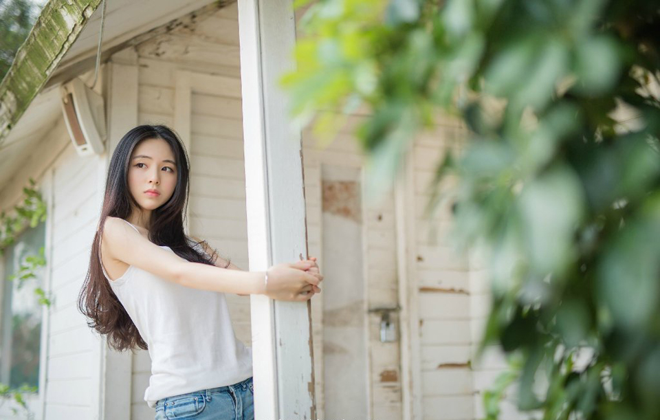 “算不得新消息，其实早在半年多前，蜀主刘璋突然开始推广均田制，效仿吕布在冀州的作为，不断从世家手中夺取土地，而且手段比之吕布还要下作，吕布至少事出有因，而且处事有法可依，利了百姓，而刘璋却只为一己私利，处事不公，百姓也得不到实利，搞得整个成都怨声载道，世家敢怒不敢言，到最近，刘璋越发昏庸，世家主动降税之后，百姓眼见告发无利之后，不再主动告发，刘璋却暗中买通一些刁民告状，小弟感觉蜀中恐怕要出事，特地星夜兼程赶回荆州，将此事告知兄长。”诸葛均沉声道。